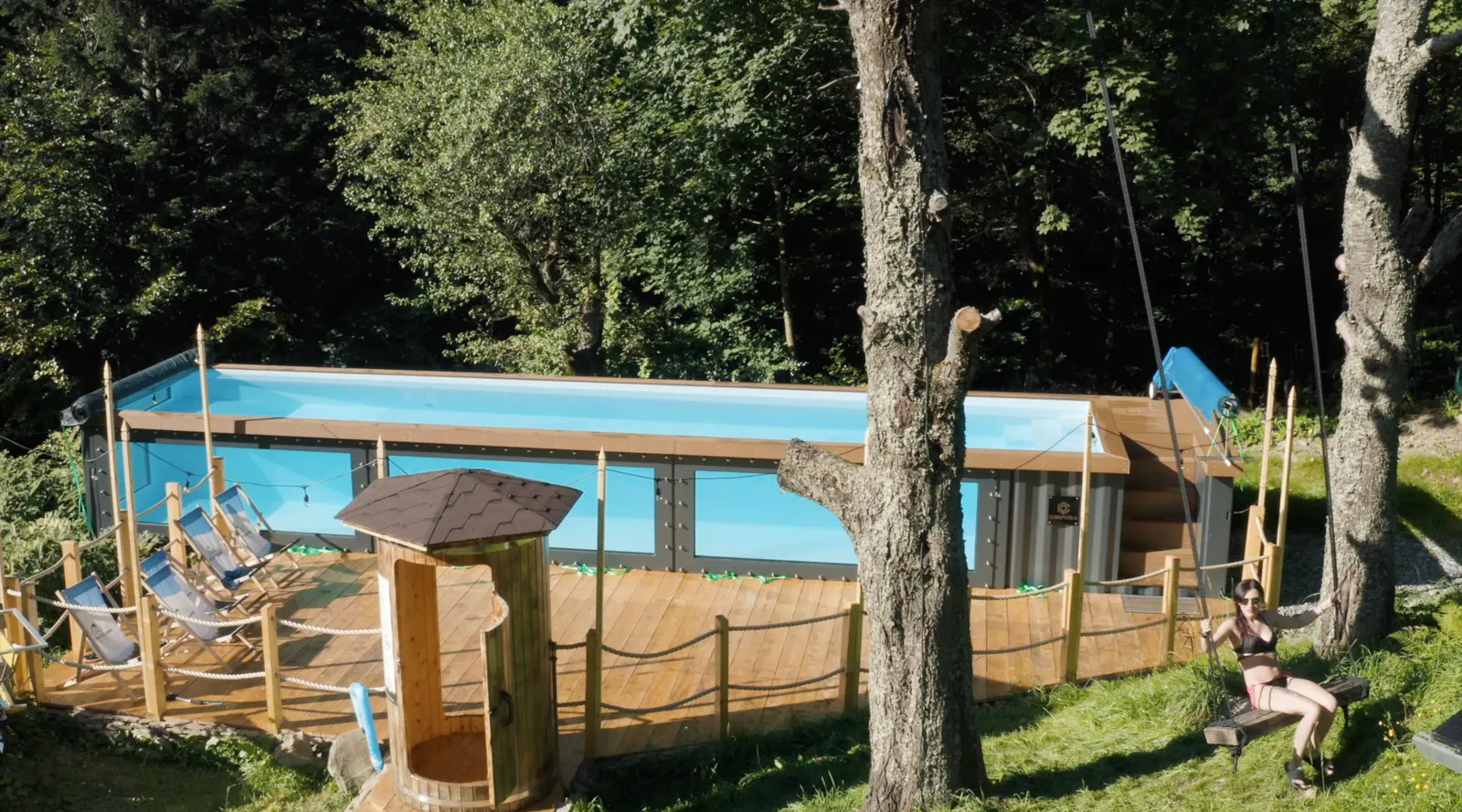 Elegantný moderný bazén Navy Pools v upravenej záhrade